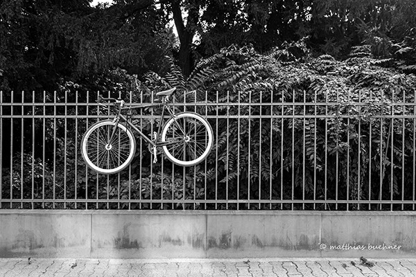 Fahrrad-am-Zaun-I (1).jpg
